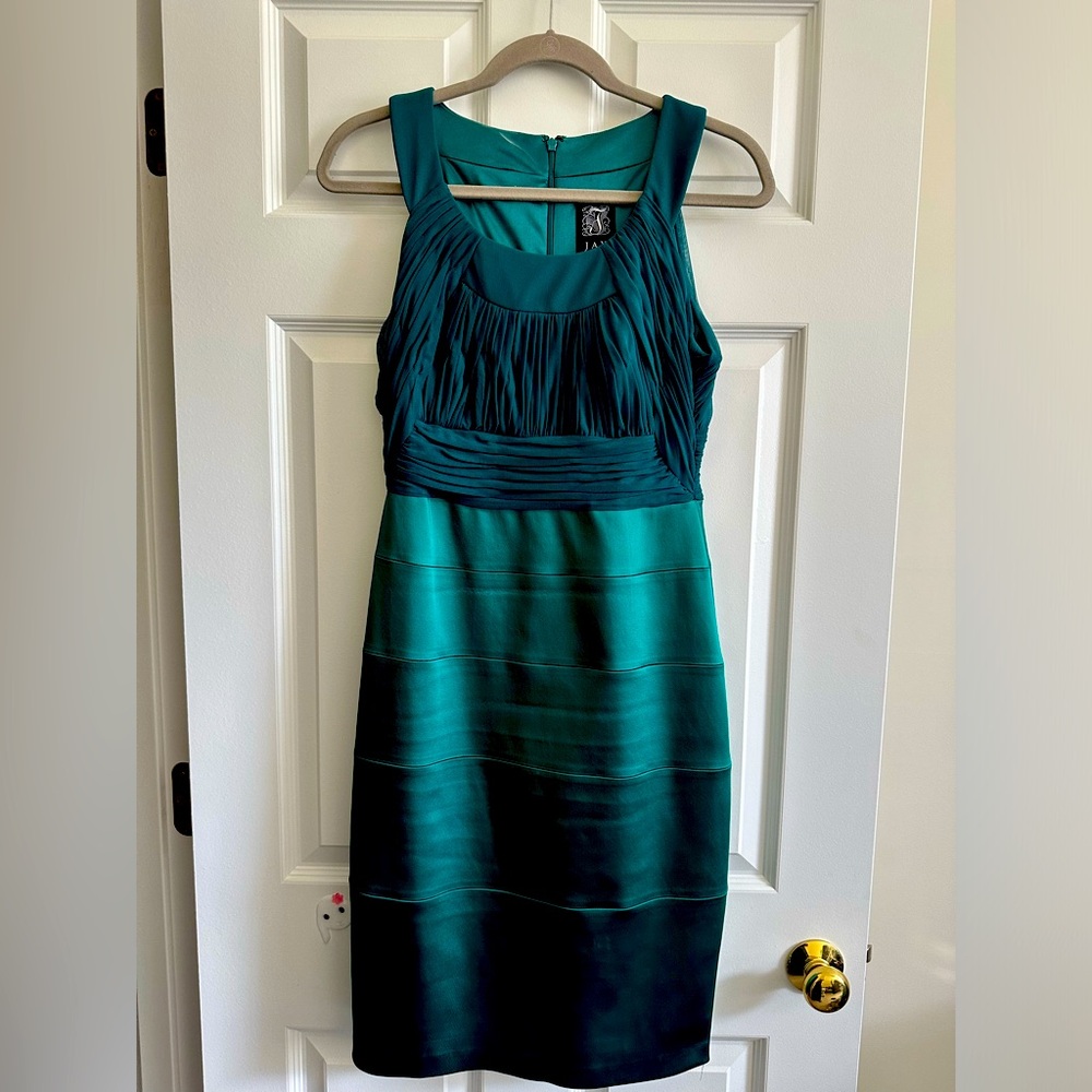 Emerald green dress perfect for a fall or winter wedding. Size 10
